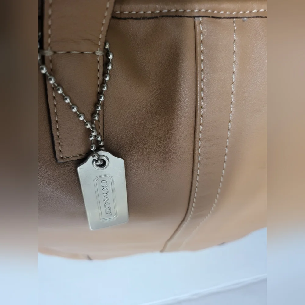 Coach Hadley Duffle Bag . - Picture 6 of 16